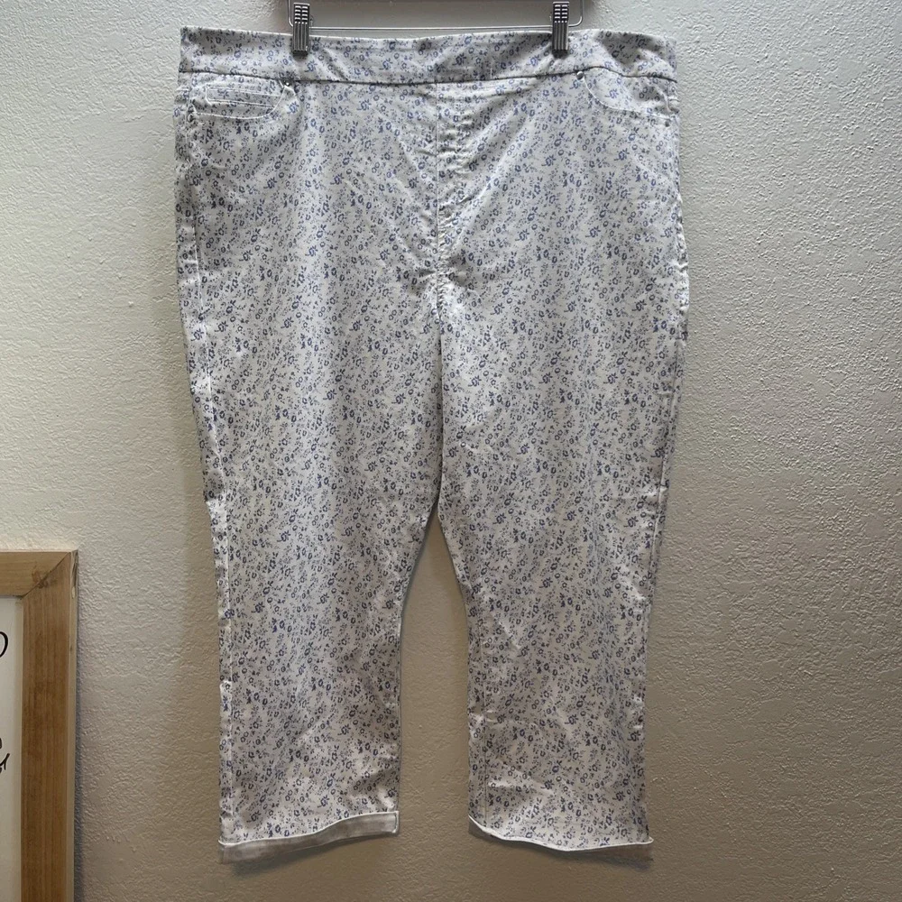 NWT Womens MARIO SERRANI Comfort Stretch Cuff White Blue Floral Capri Size XXL - Picture 1 of 8